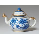 Blau-weiße Teekanne mit vergoldeter Bronzefassung. Kangxi-Periode (1662-1722)