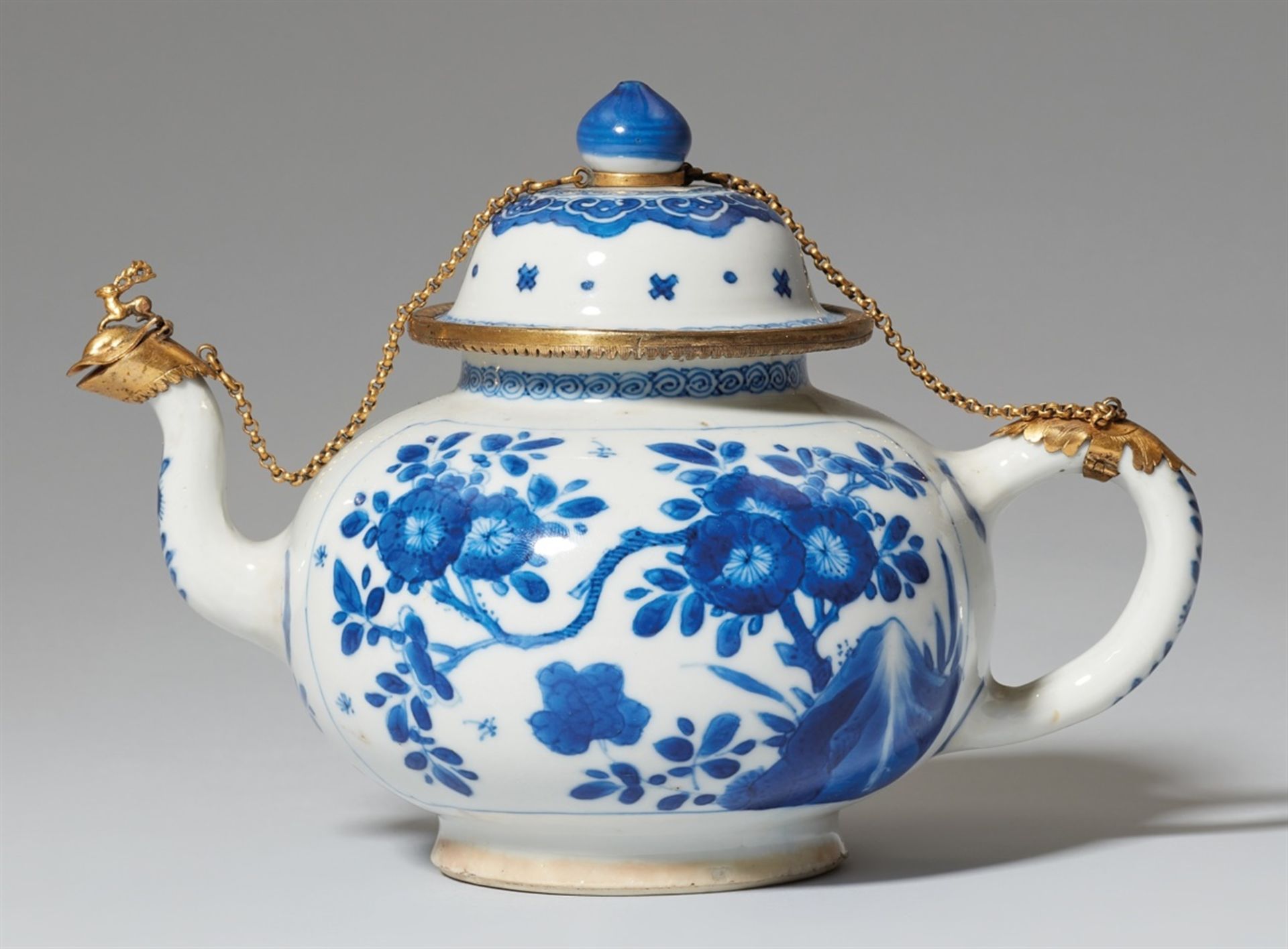Blau-weiße Teekanne mit vergoldeter Bronzefassung. Kangxi-Periode (1662-1722)