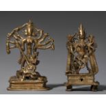 Zwei Figuren der Durga Mahishasuramardini. Gelbguss. Indien