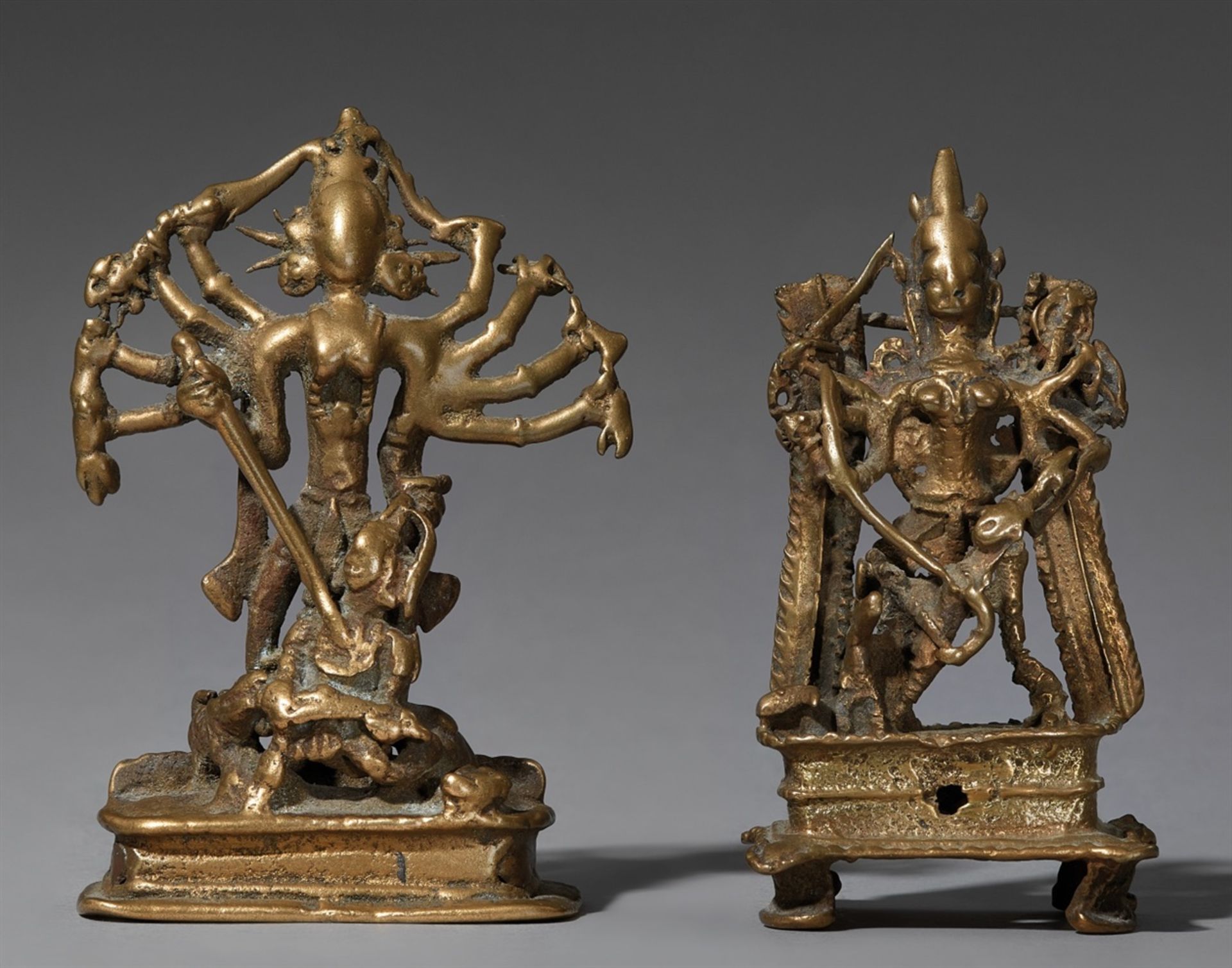 Zwei Figuren der Durga Mahishasuramardini. Gelbguss. Indien