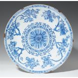 Große blau-weiße Schale. Kangxi-Periode (1662-1722)