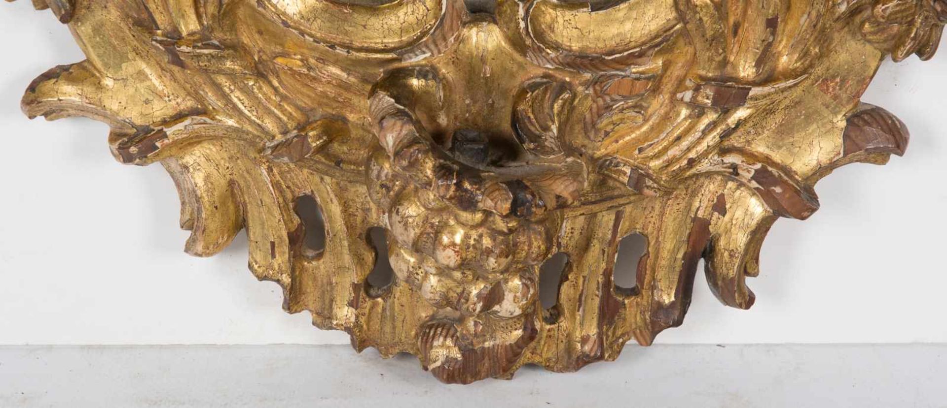 Carved and gilded wooden cornucopia. 18th century. - Bild 2 aus 3
