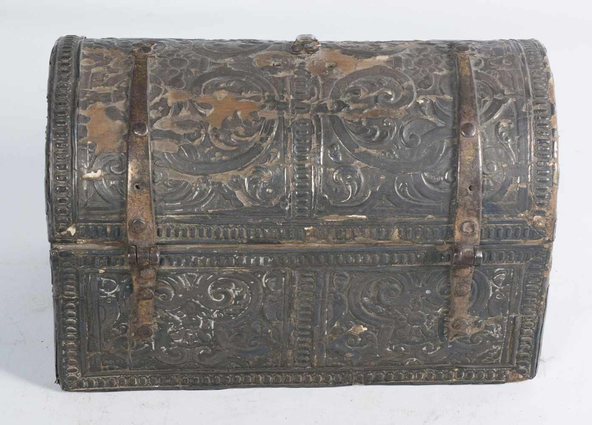 Small silver and gilded metal chest with iron fittings. Spain. 17th century. - Bild 6 aus 6