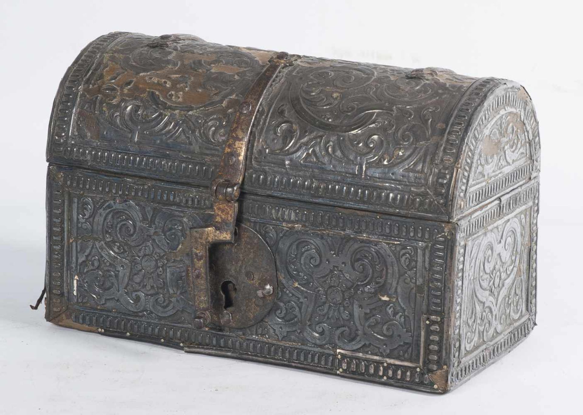 Small silver and gilded metal chest with iron fittings. Spain. 17th century. - Bild 2 aus 6