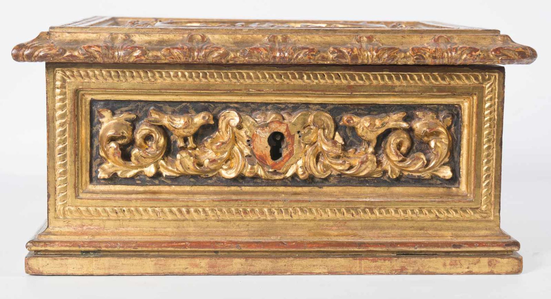 Carved and gilded Spanish wooden chest. 16th century. - Bild 3 aus 8