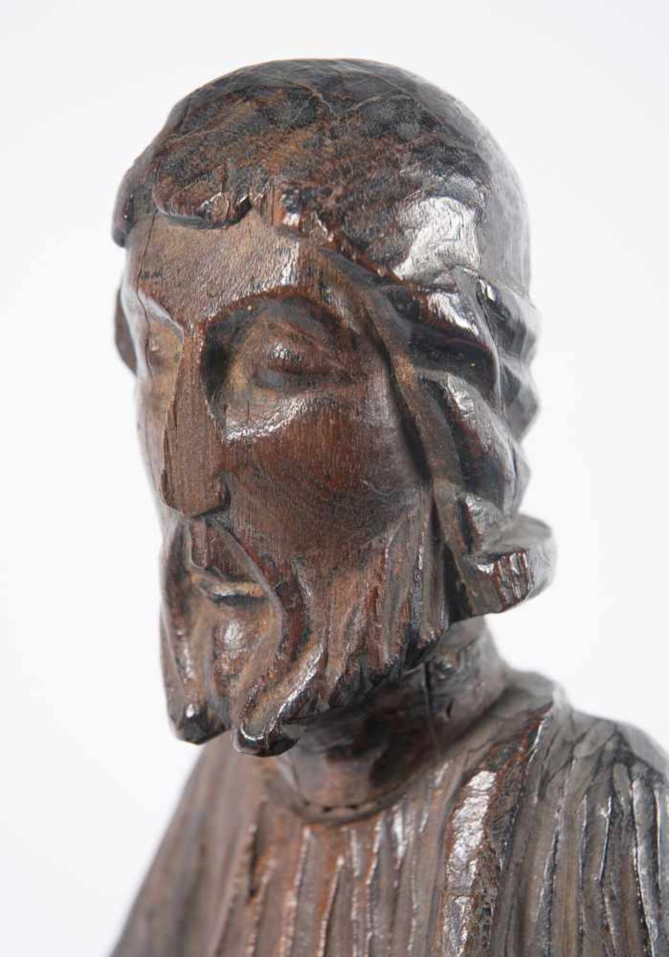 Christ in Majesty” or Maiestas Domini". Carved wooden sculpture. Romanesque. 12th – 13th century. - Bild 7 aus 7