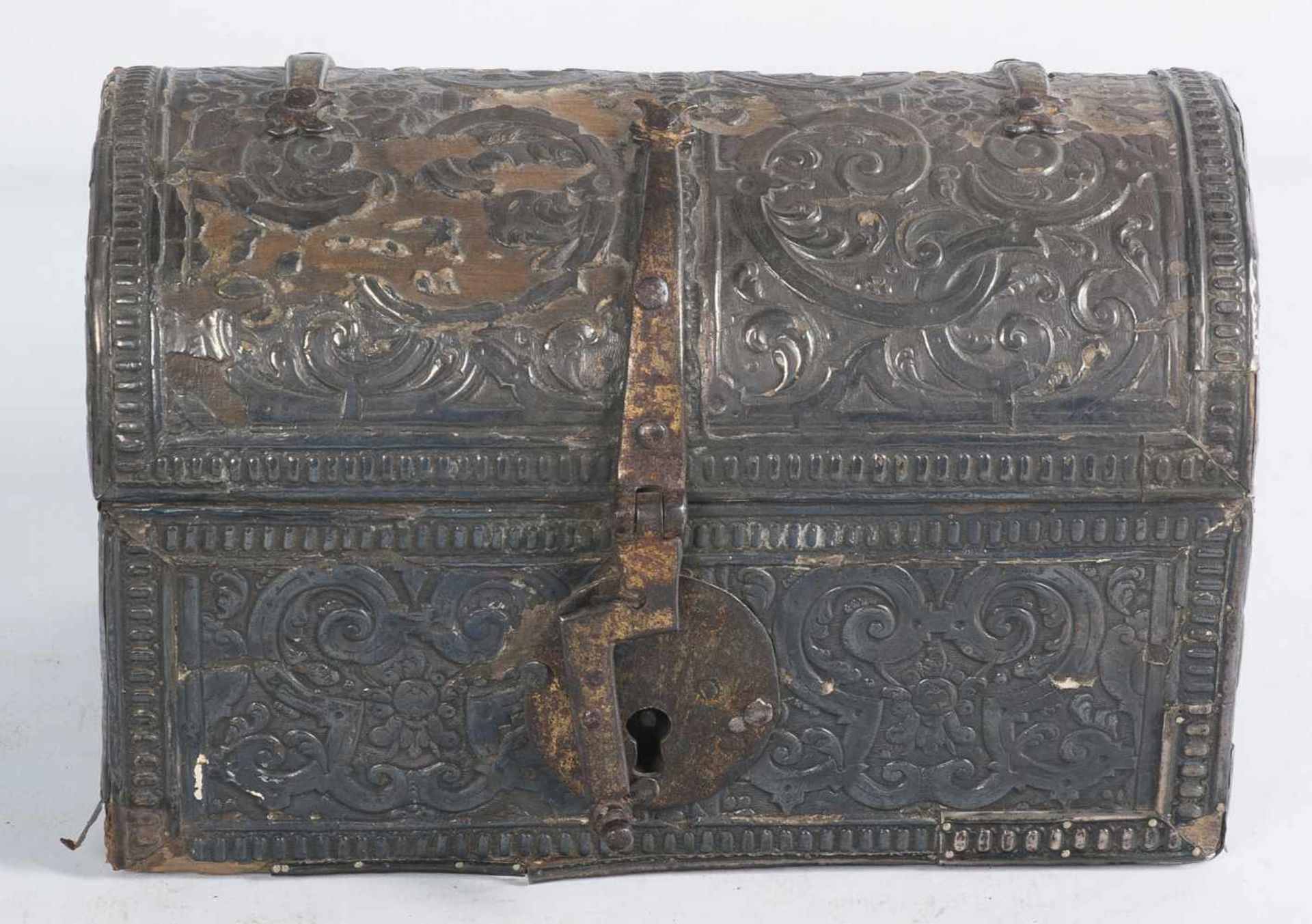 Small silver and gilded metal chest with iron fittings. Spain. 17th century. - Bild 3 aus 6