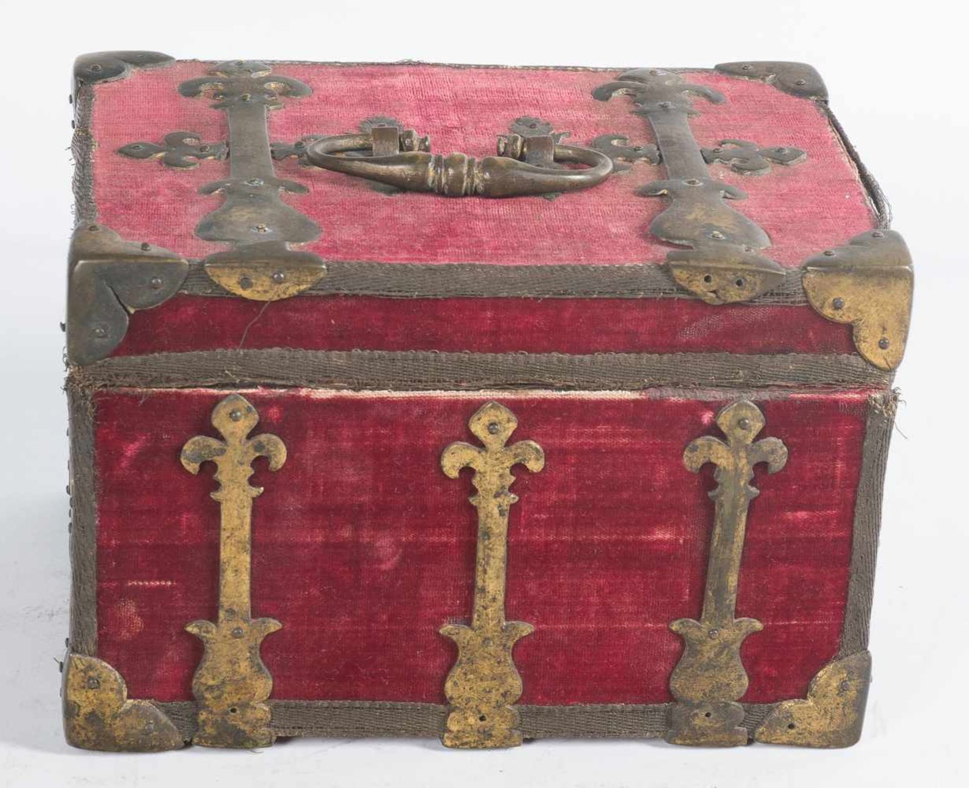 Small wooden chest upholstered in velvet, with iron fittings. Spain. 17th century. - Bild 5 aus 7