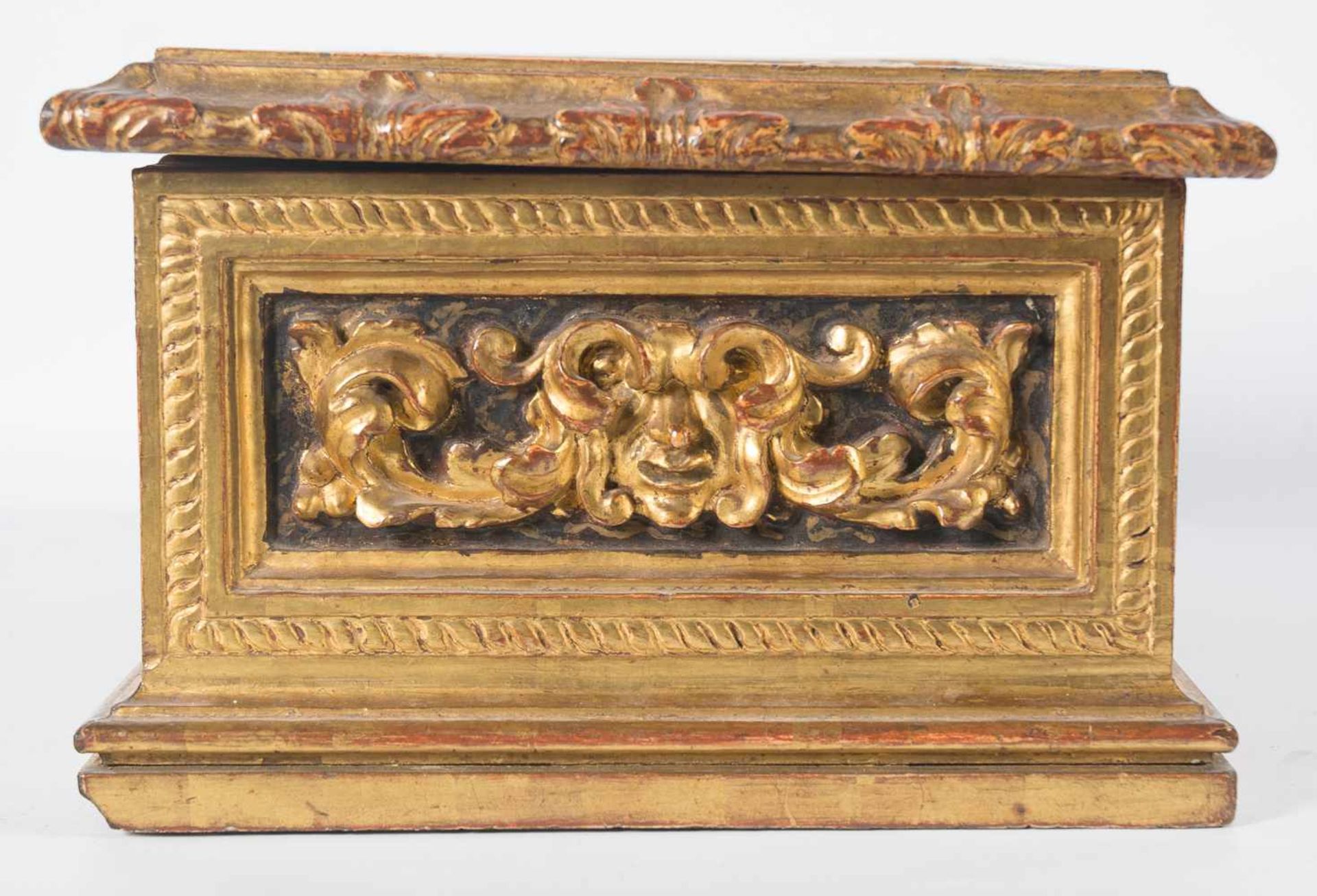 Carved and gilded Spanish wooden chest. 16th century. - Bild 6 aus 8