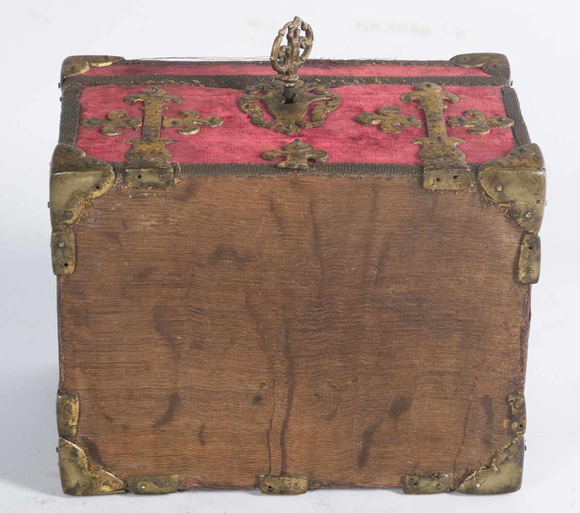 Small wooden chest upholstered in velvet, with iron fittings. Spain. 17th century. - Bild 7 aus 7