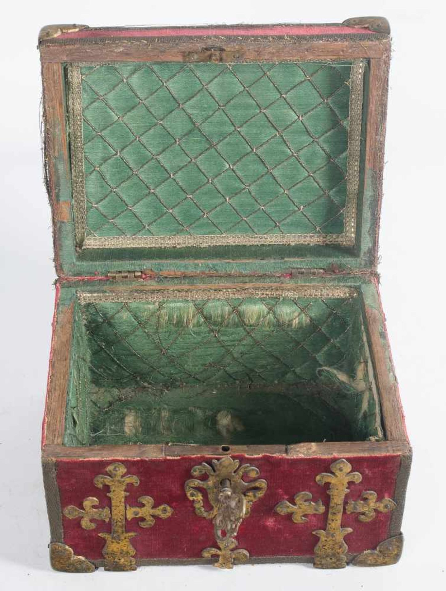 Small wooden chest upholstered in velvet, with iron fittings. Spain. 17th century. - Bild 6 aus 7