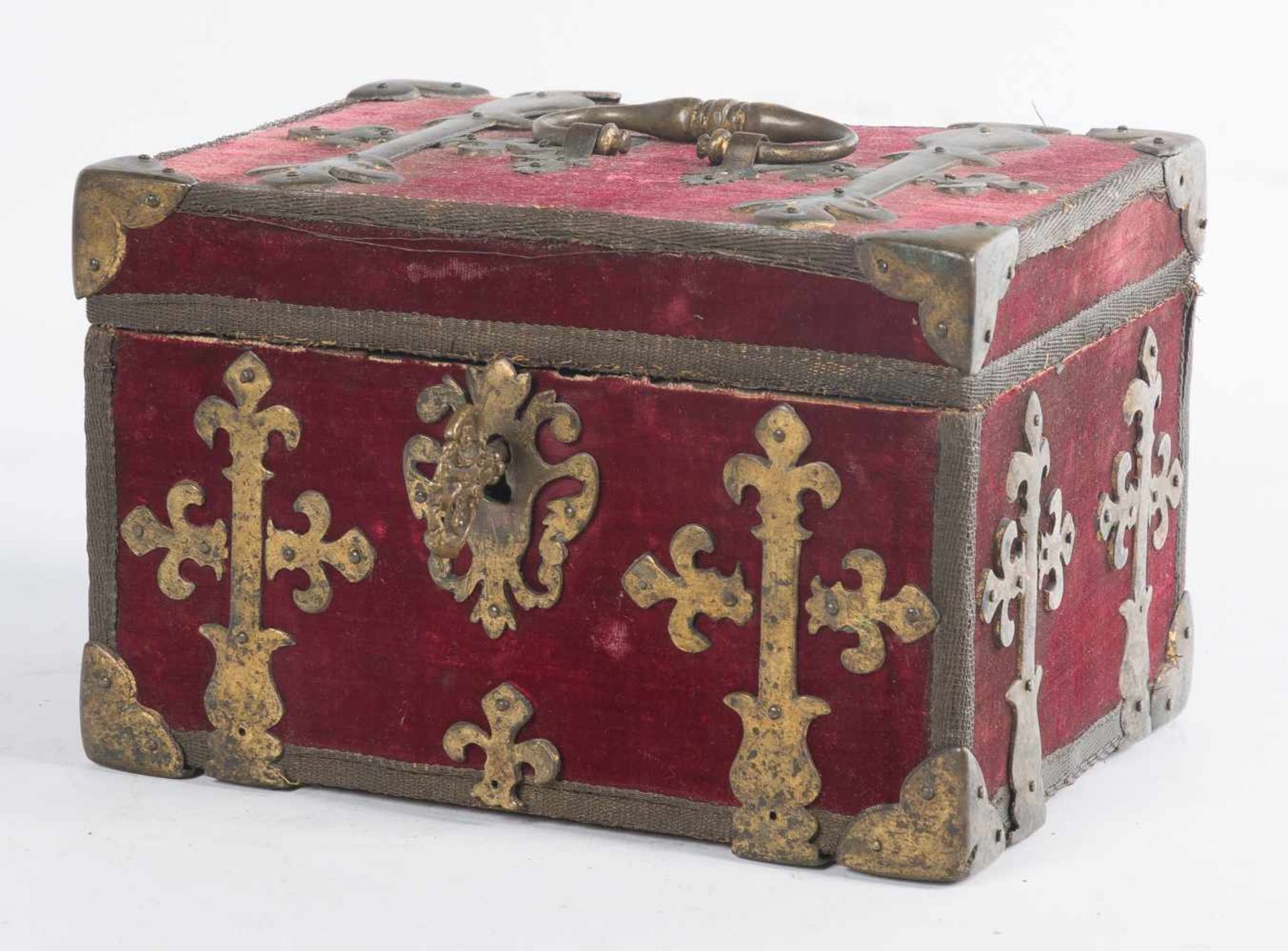 Small wooden chest upholstered in velvet, with iron fittings. Spain. 17th century.