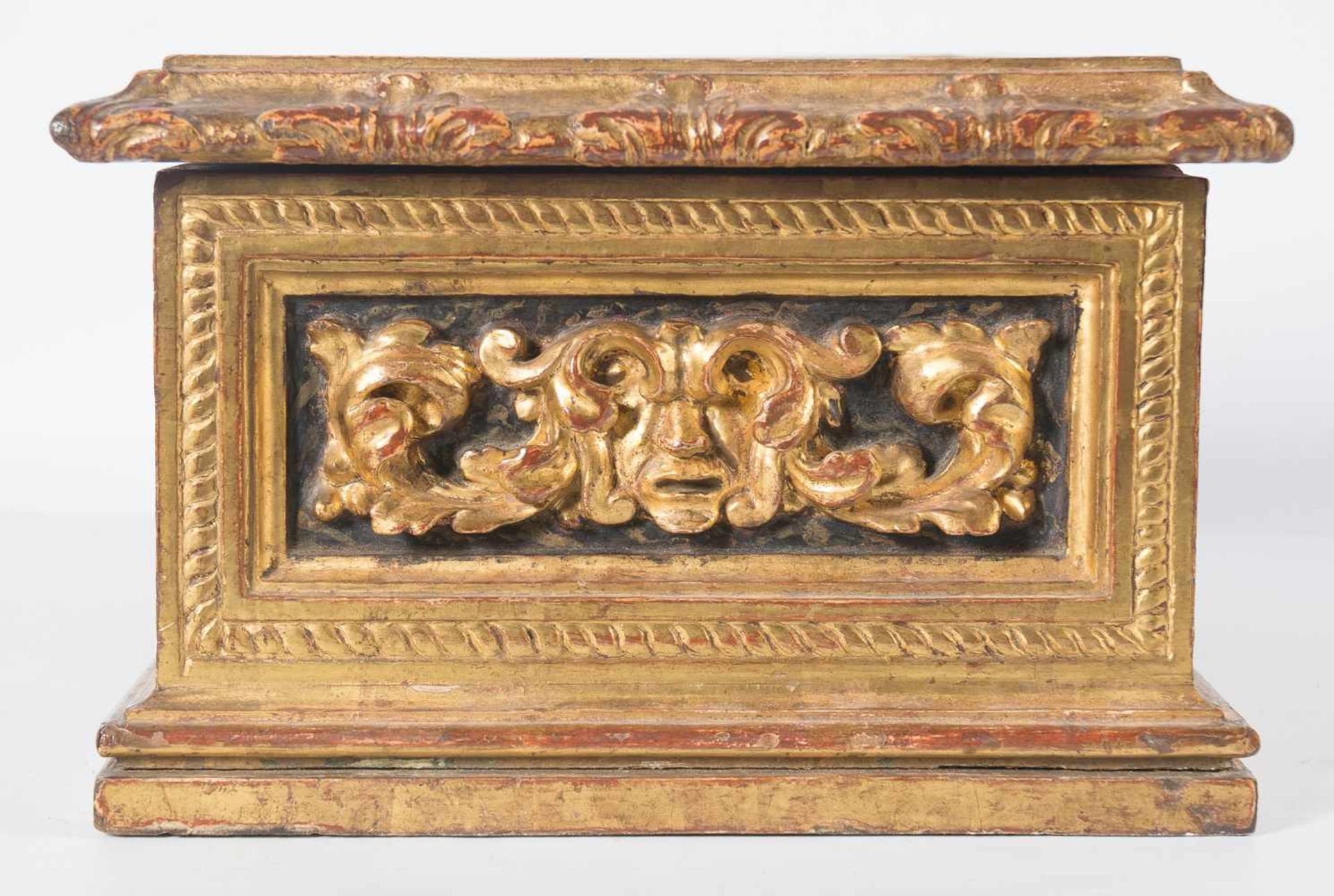 Carved and gilded Spanish wooden chest. 16th century. - Bild 4 aus 8