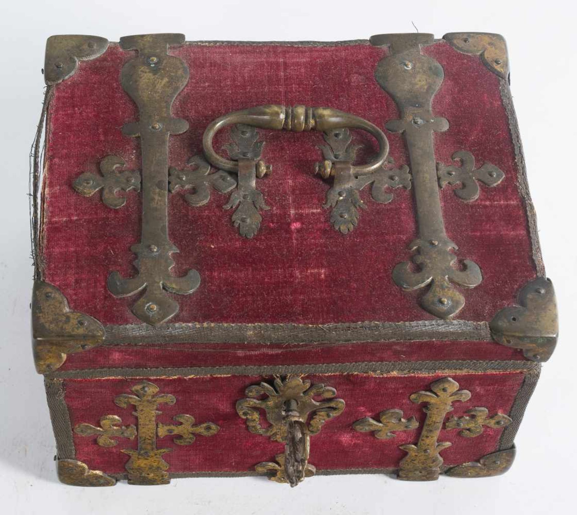 Small wooden chest upholstered in velvet, with iron fittings. Spain. 17th century. - Bild 4 aus 7