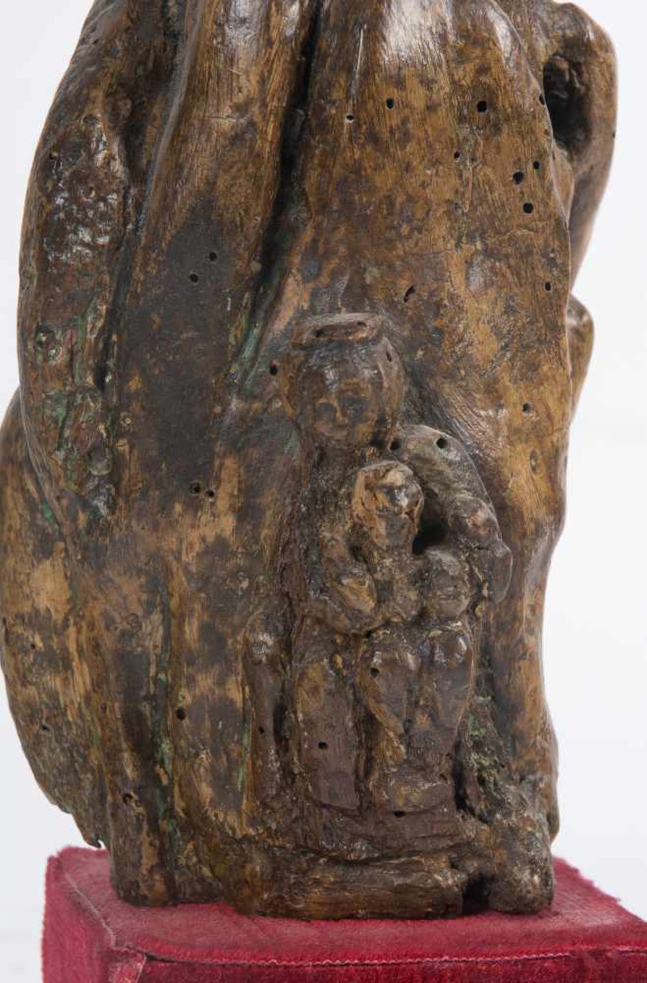 Virgin of Montserrat. Carved wooden sculpture with polychrome residue. 14th century. - Bild 2 aus 3