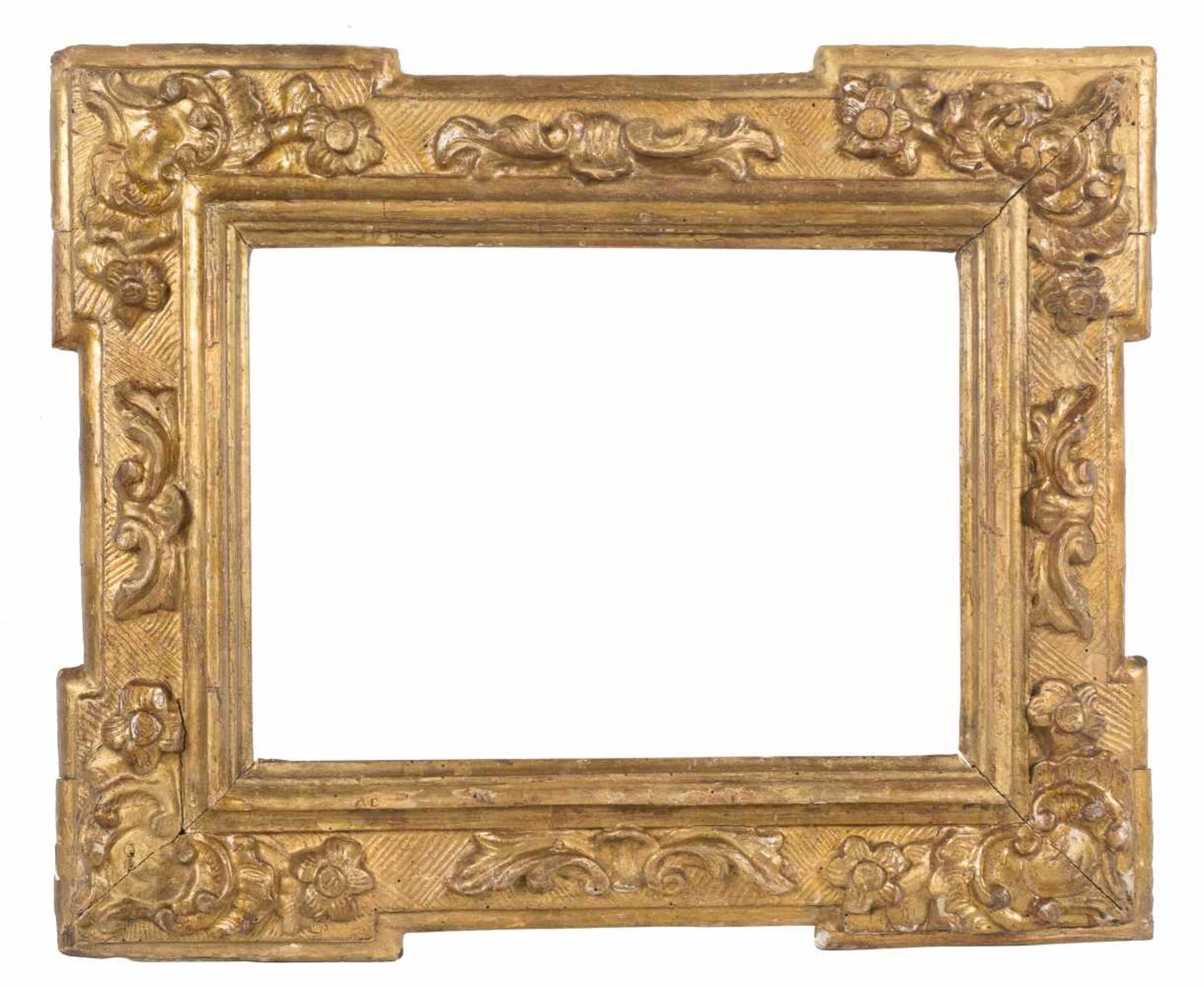 Carved and gilded wooden Spanish frame with corner pieces. 18th century.