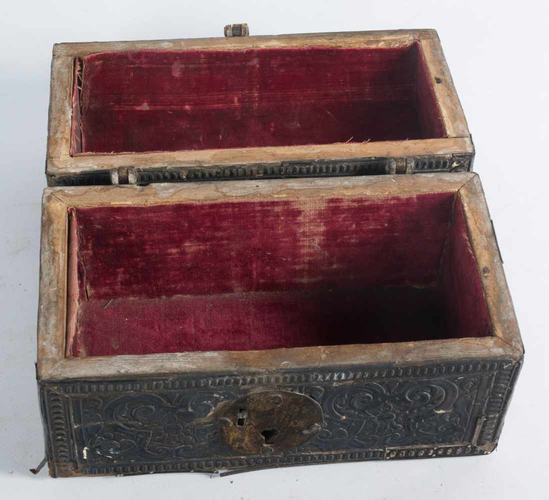 Small silver and gilded metal chest with iron fittings. Spain. 17th century. - Bild 4 aus 6