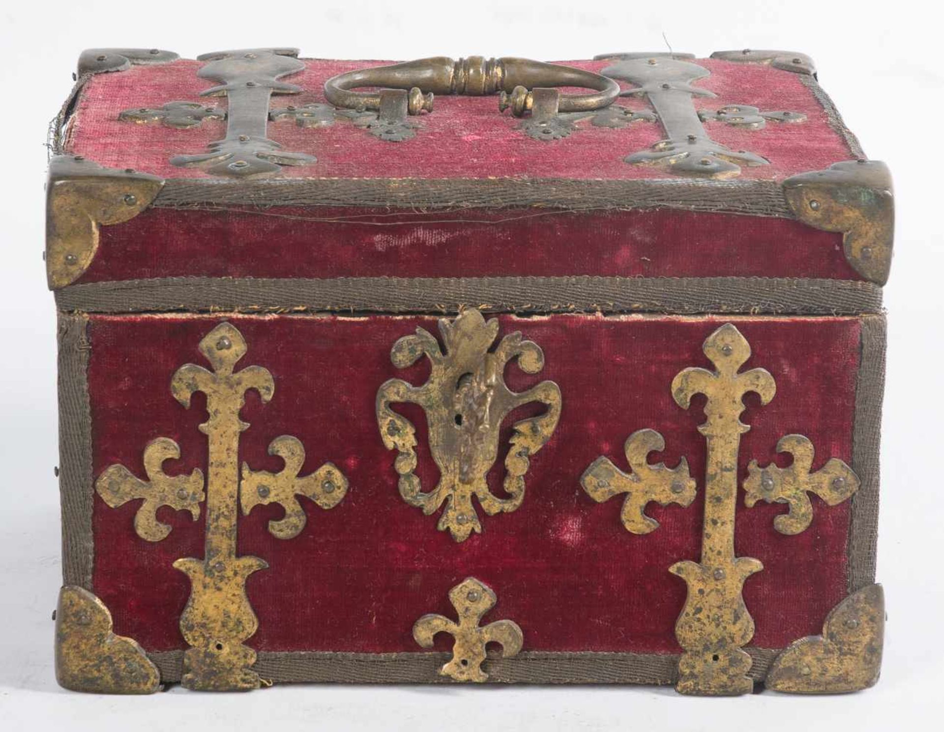 Small wooden chest upholstered in velvet, with iron fittings. Spain. 17th century. - Bild 3 aus 7