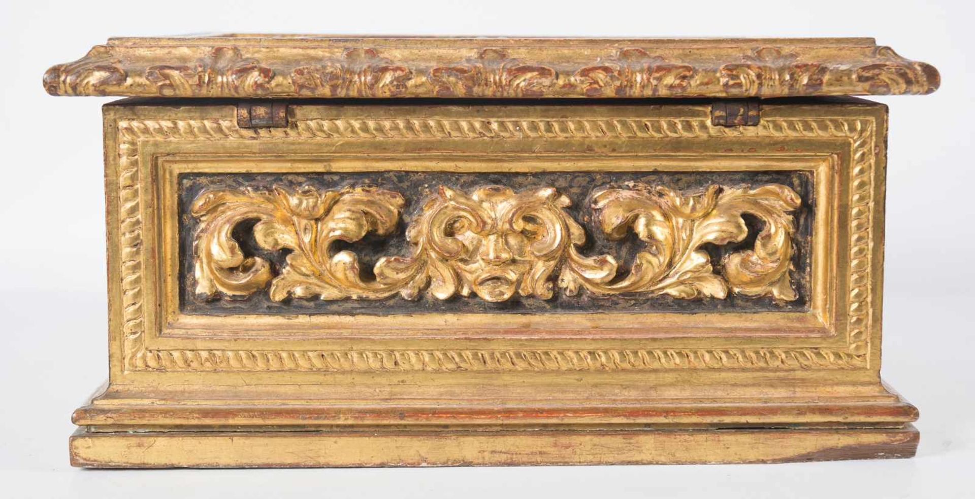 Carved and gilded Spanish wooden chest. 16th century. - Bild 5 aus 8
