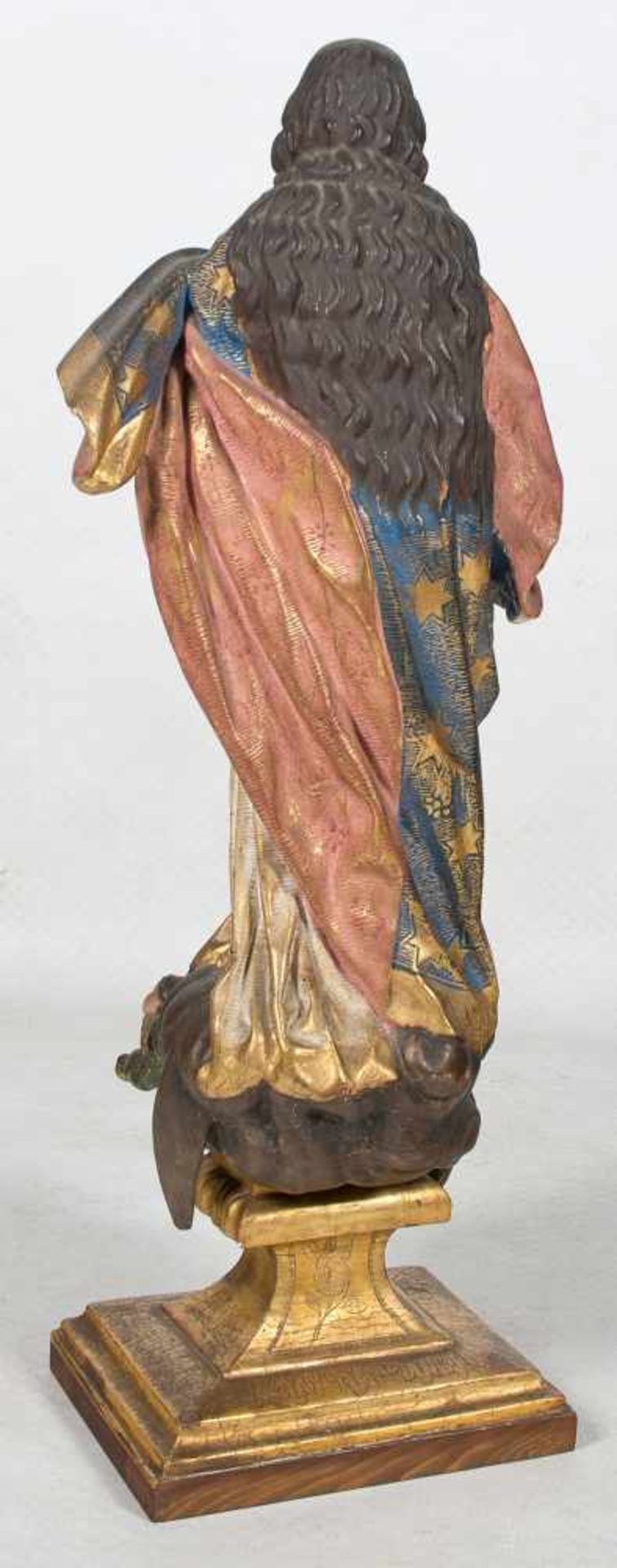 Our Lady Immaculate. Carved, gilded and polychromed wooden sculpture. Early 20th century. - Bild 2 aus 2