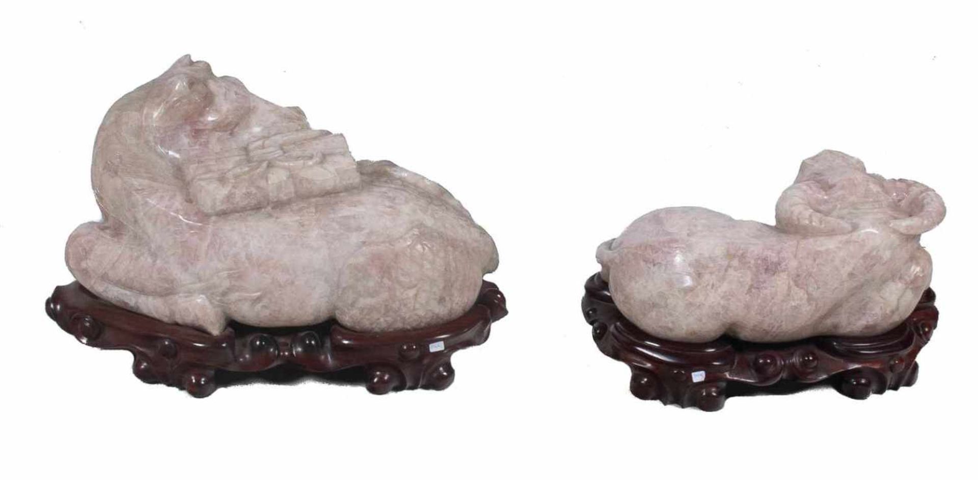 Pair of large rose quartz figures representing a horse and a bull. Oriental work. 20th century. - Bild 2 aus 2