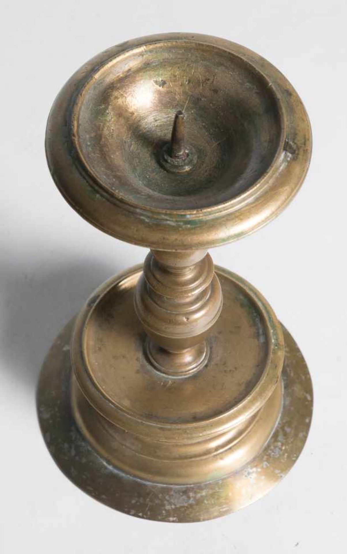 Bronze candlestick. 16th century.14 x 9 cm.Bronze candlestick. 16th century.14 x 9 cm. - Bild 4 aus 4