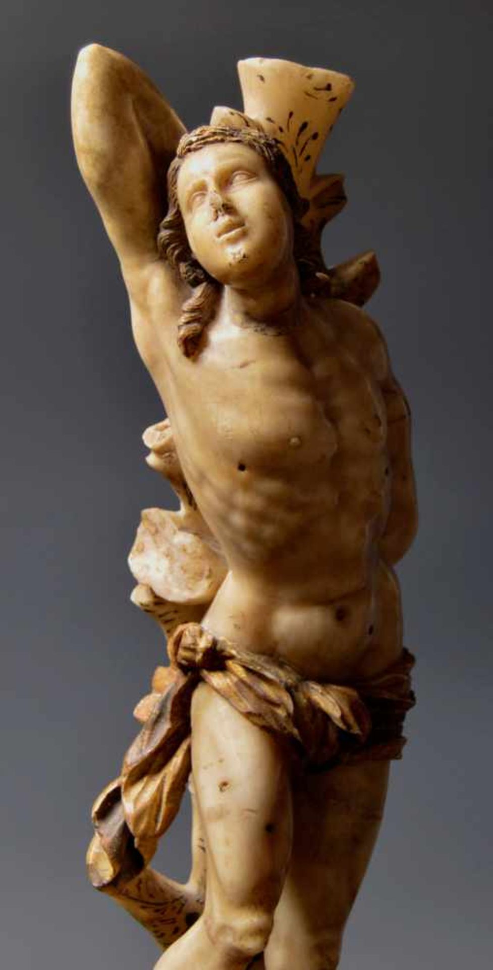 "Saint Sebastian". Alabaster sculpture with gilt and polychrome residue. Burgos or Italian School. - Bild 2 aus 5