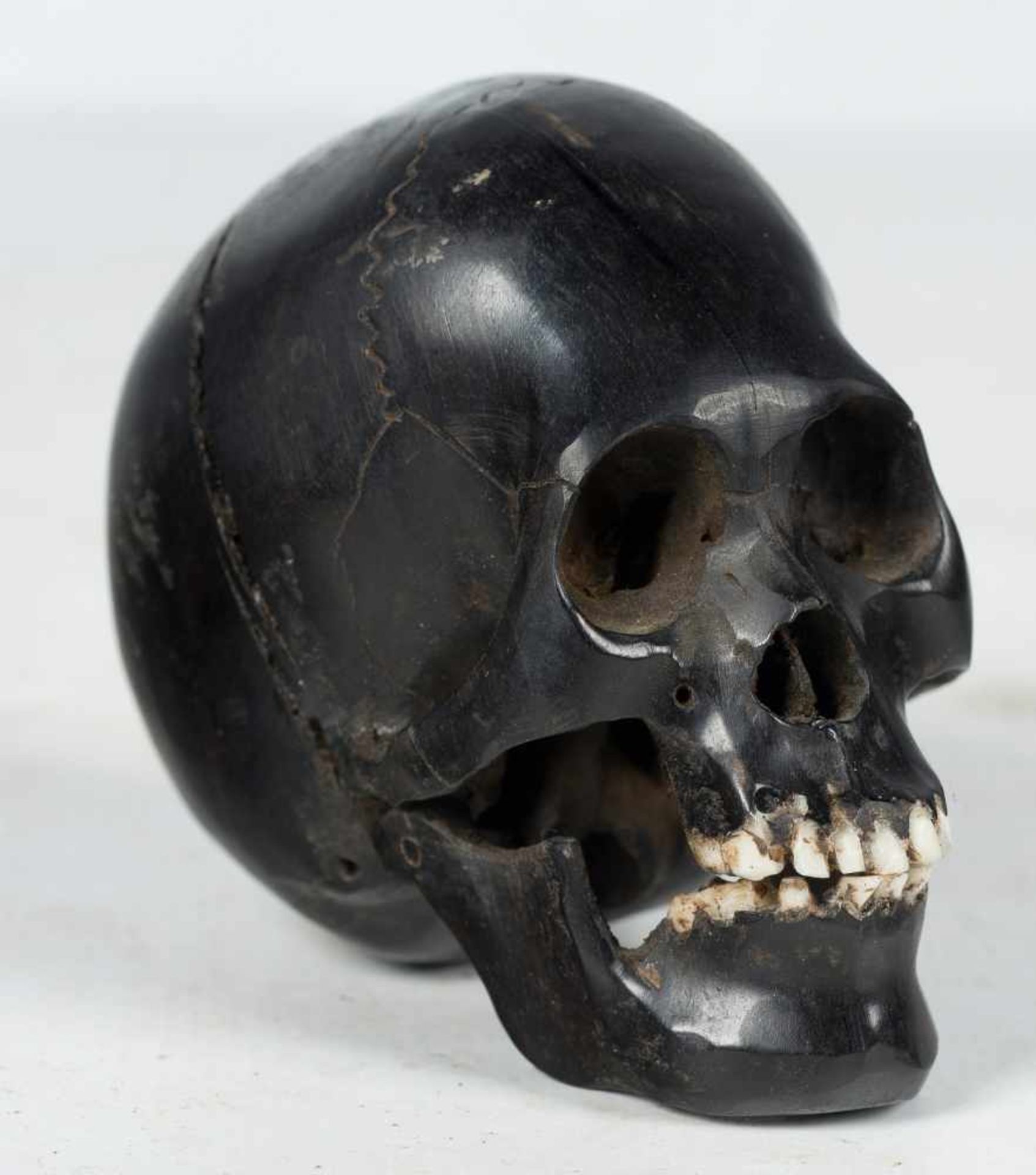 “Memento mori”. Carved ebony and bone sculpture. Flemish School. 17th century. - Bild 8 aus 9