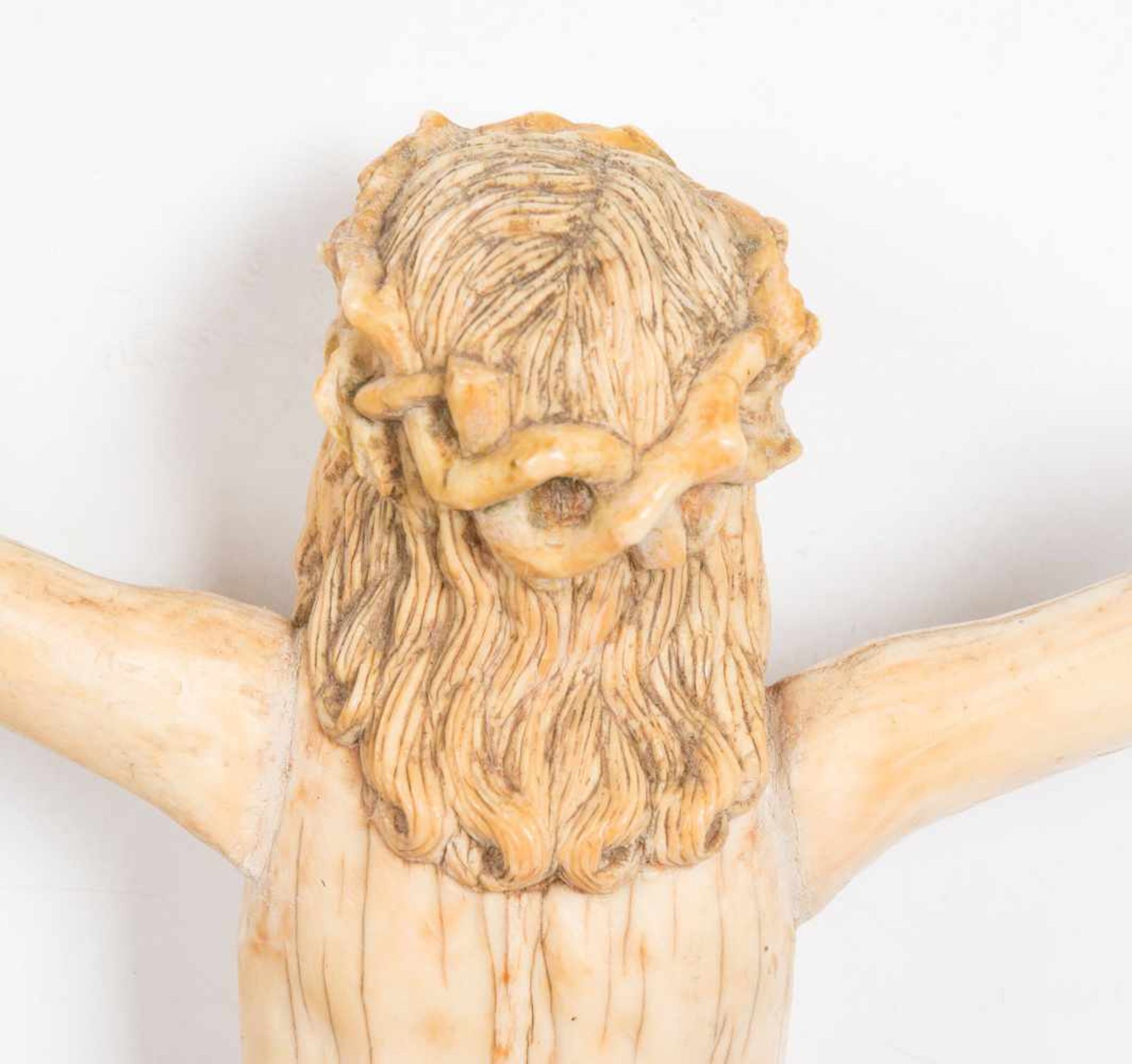 "Christ". Sculpted ivory figure. Hispanic-Philippine School. 17th – 18th century. - Bild 3 aus 9