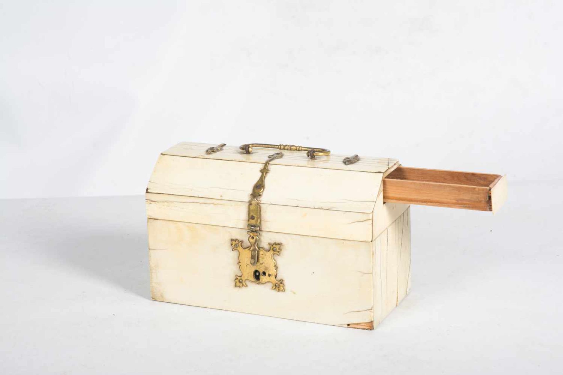 Ivory covered wooden chest with gilded bronze fittings. 16th century.It has a small drawer which can - Bild 4 aus 8