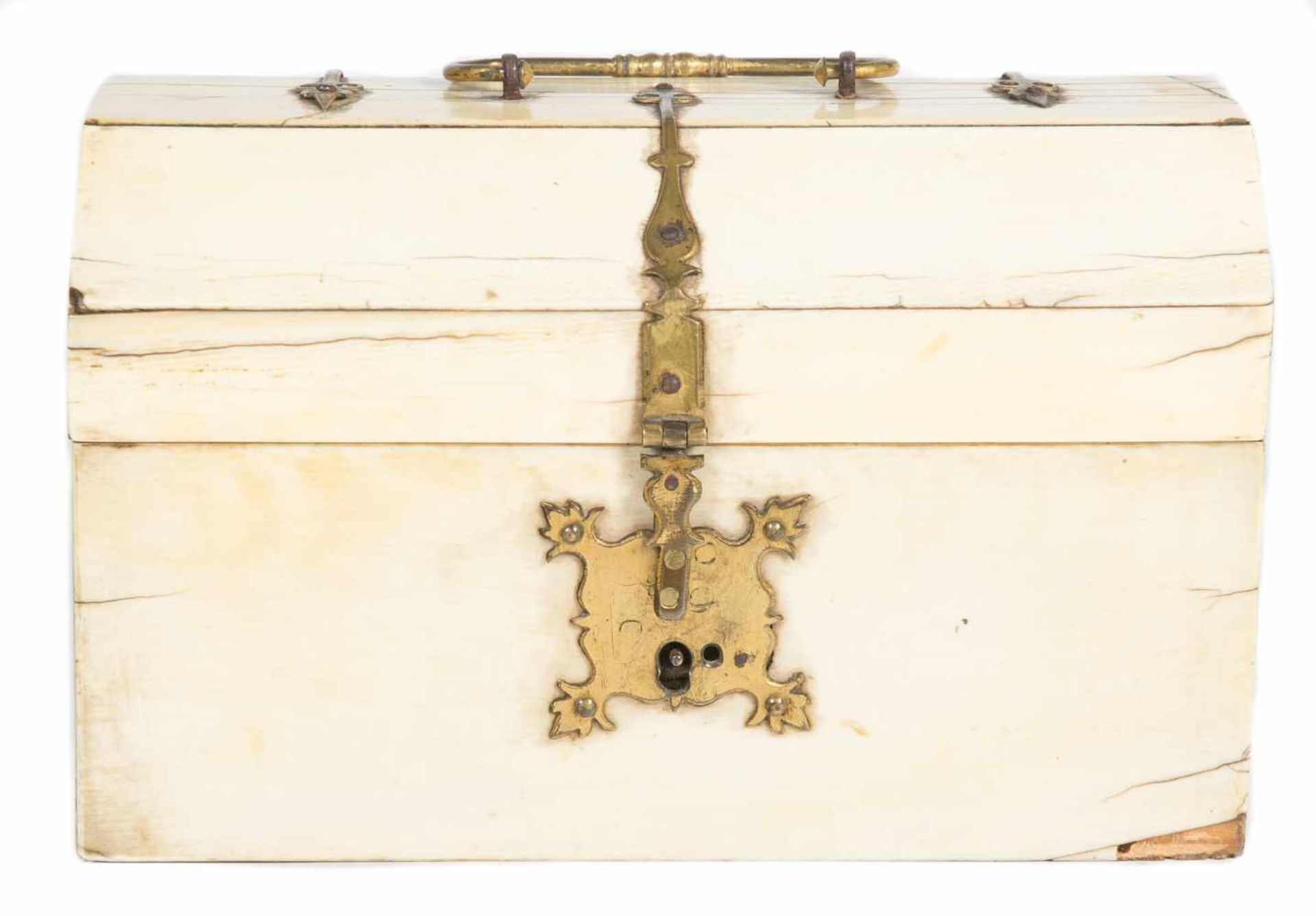 Ivory covered wooden chest with gilded bronze fittings. 16th century.It has a small drawer which can - Bild 3 aus 8