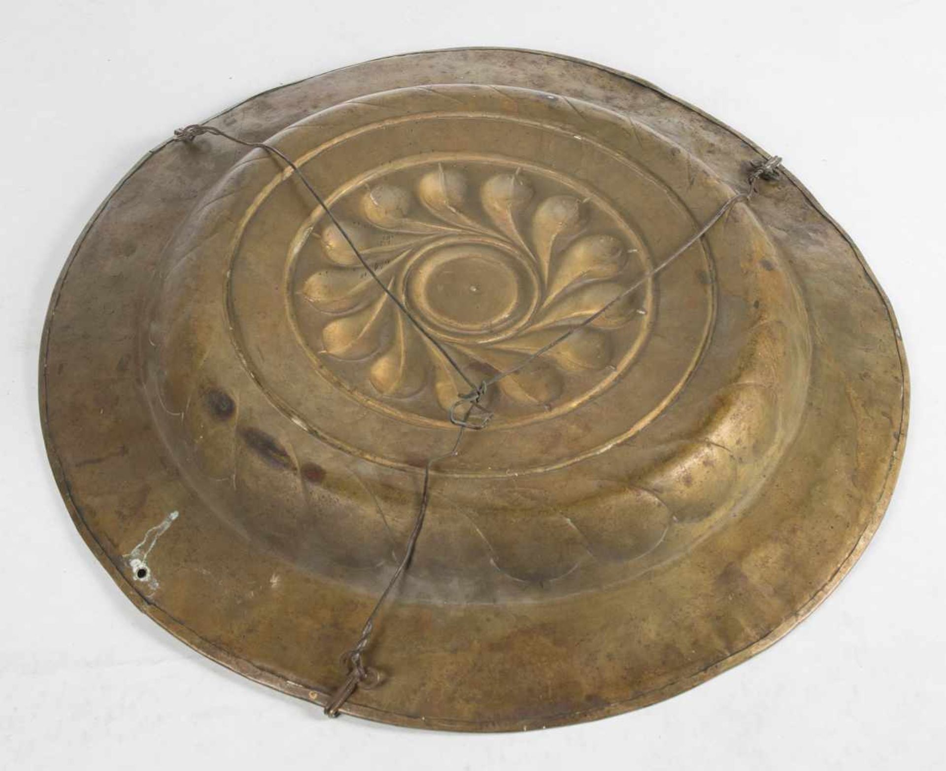 Beaten and embossed bronze collection plate. Nuremberg, Germany. 16th century. With the inscription: - Bild 2 aus 2