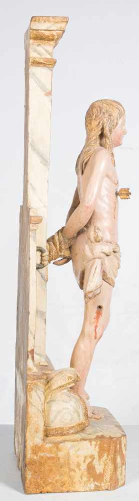 "Saint Sebastian". Carved, gilded and polychromed wooden sculpture. Flemish School. Circa 1500.75 - Bild 6 aus 9