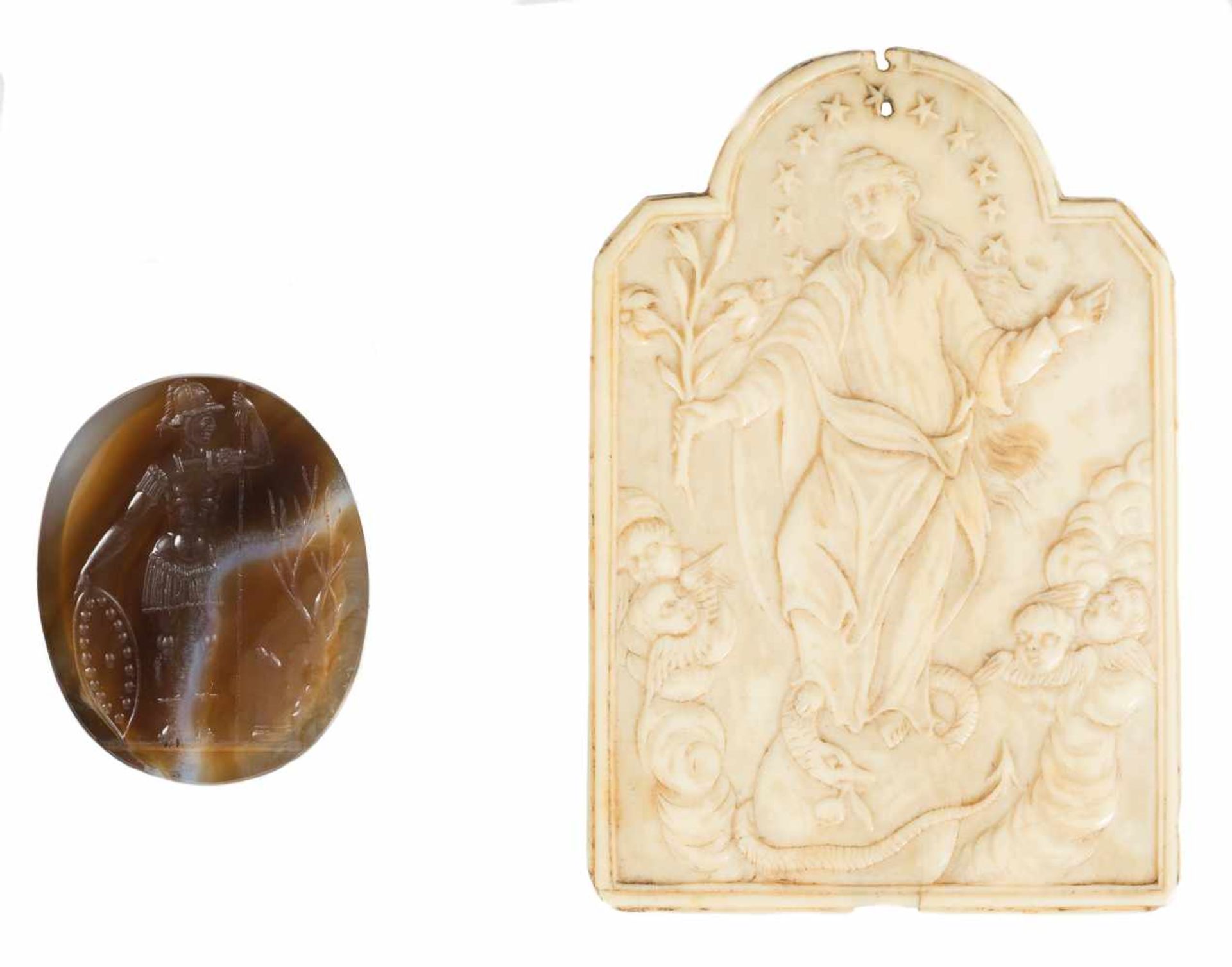 Set including:“Immaculate conception of Mary” Sculpted ivory plaque. European School. Circa 1700 and - Bild 2 aus 5