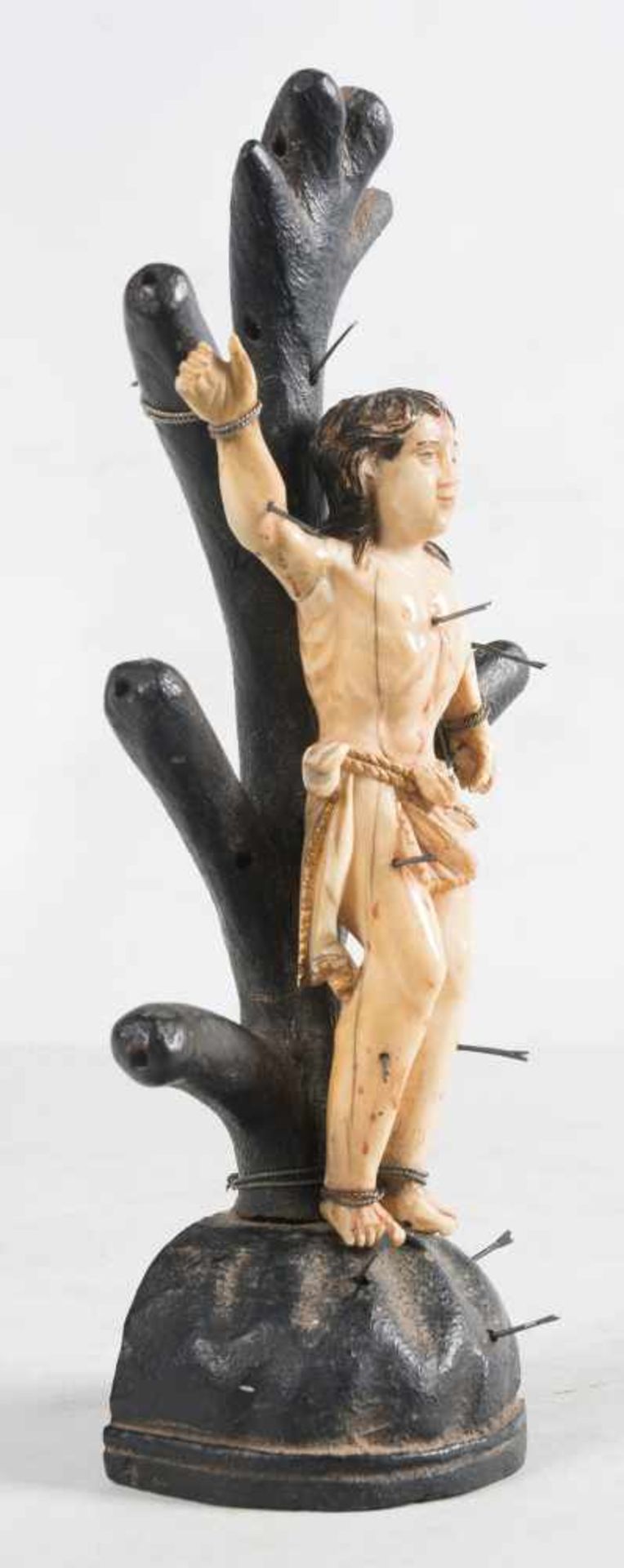 "Saint Sebastian" Sculpted ivory figure with polychrome and gilt residue. Colonial School. 18th - Bild 3 aus 6