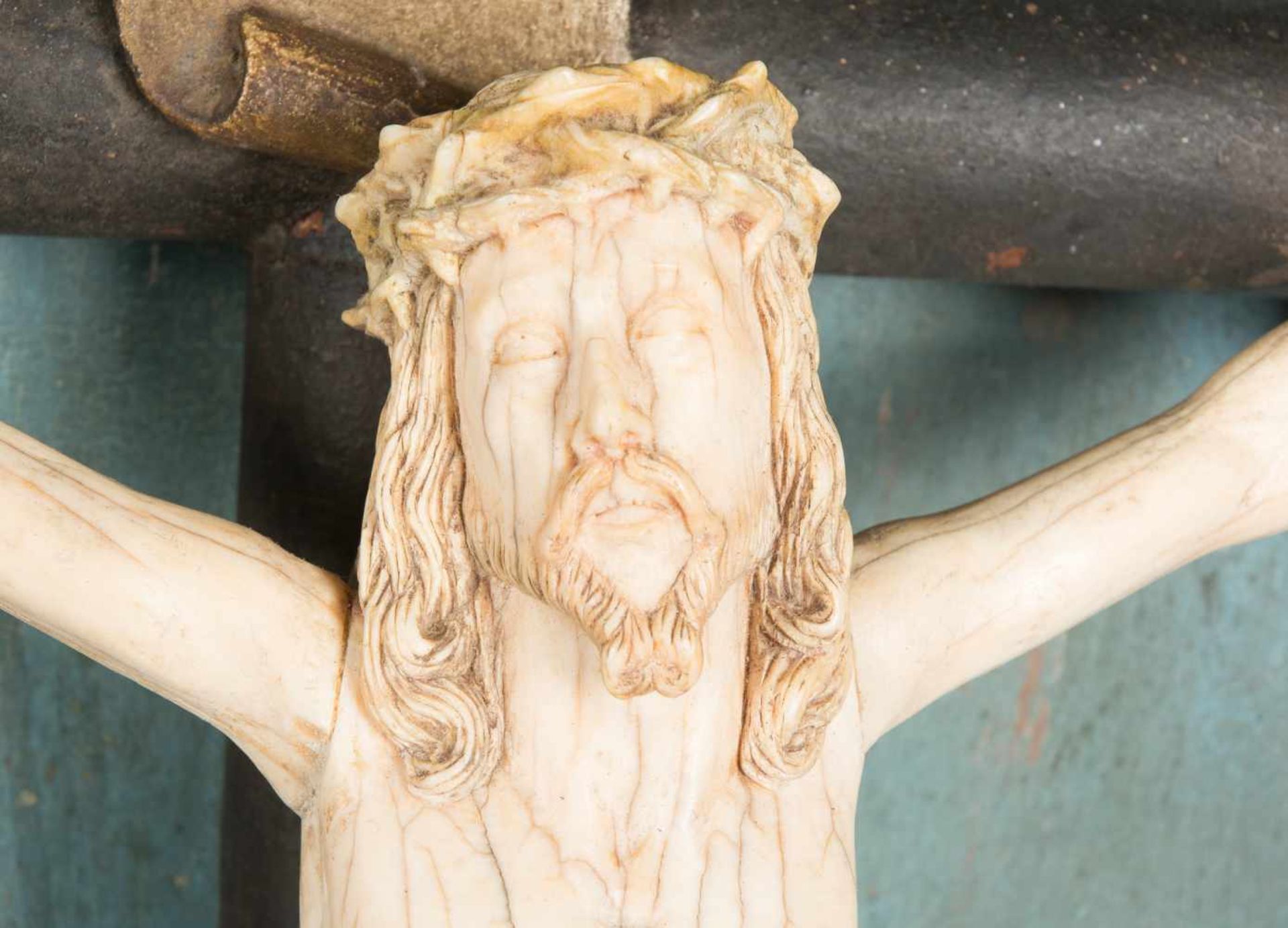 "Christ". Sculpted ivory figure. Hispanic-Philippine School. 17th – 18th century. - Bild 6 aus 9