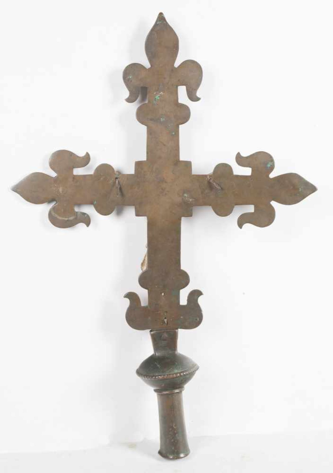 Copper processional crucifix. 15th century. With a polychromed lead figure of Christ with gild - Bild 5 aus 5