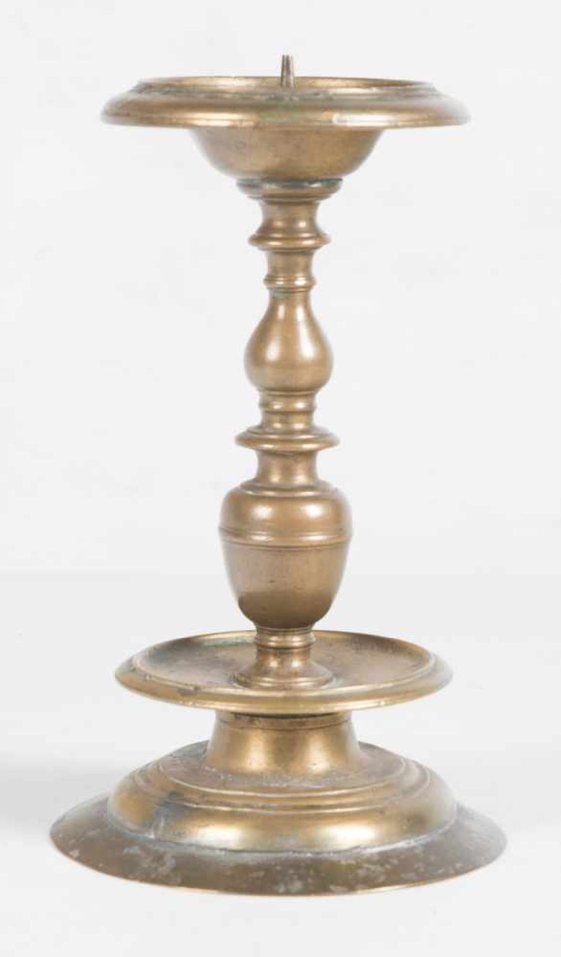 Bronze candlestick. 16th century.14 x 9 cm.Bronze candlestick. 16th century.14 x 9 cm.