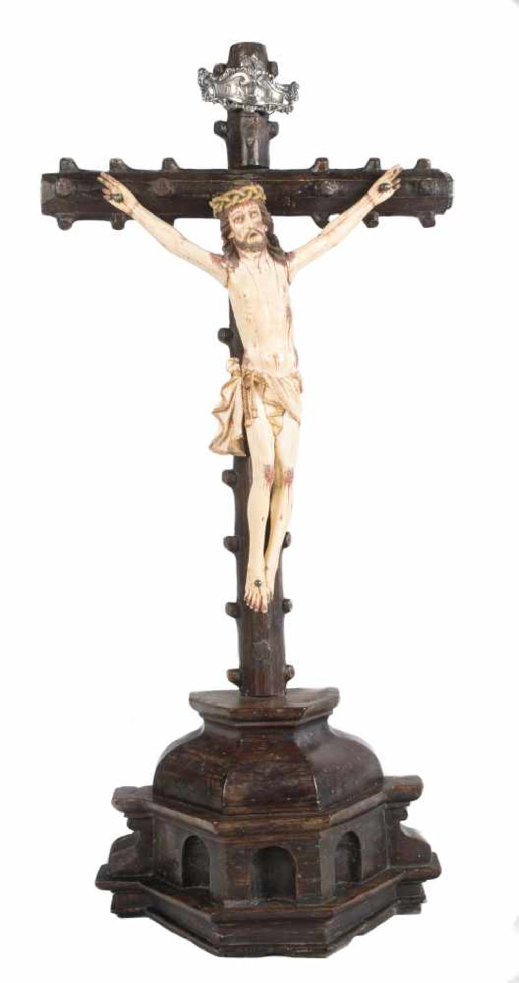 "Crucifix". Sculpted and polychromed ivory figure. Indo-Portuguese School. 17th century. - Bild 2 aus 6