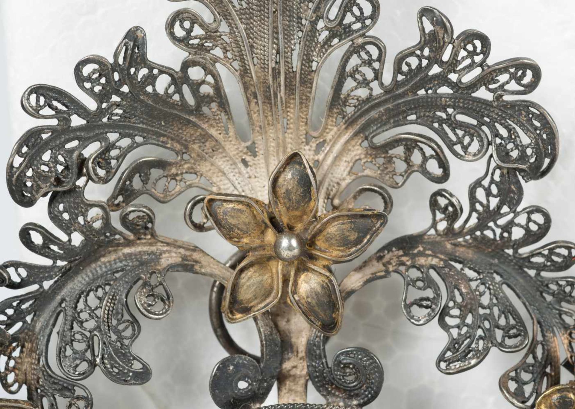 Large silver filigree and mother of pearl reliquary. Colonial School. 17th – 18th century.The - Bild 8 aus 8