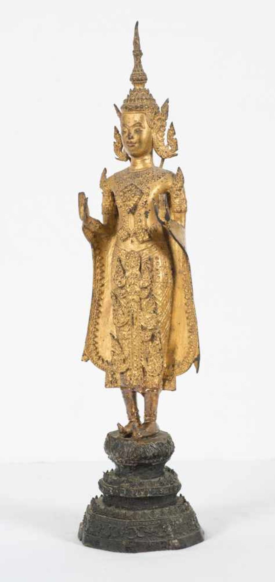 A gilt bronze figure of Buddha. Thailand. Rattanakosin period. 18th Century. Standing on a tier - Bild 3 aus 8