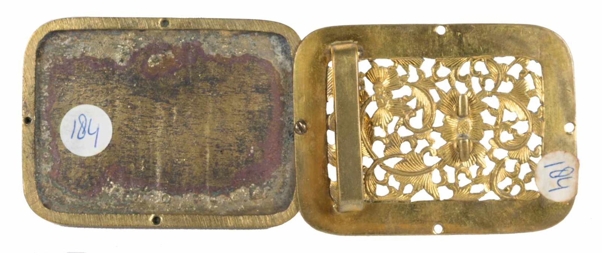 A Chinese gilt bronze belt buckle set with a finely carved jade plaque, Qing dynasty (1644-1911).<b - Bild 4 aus 4