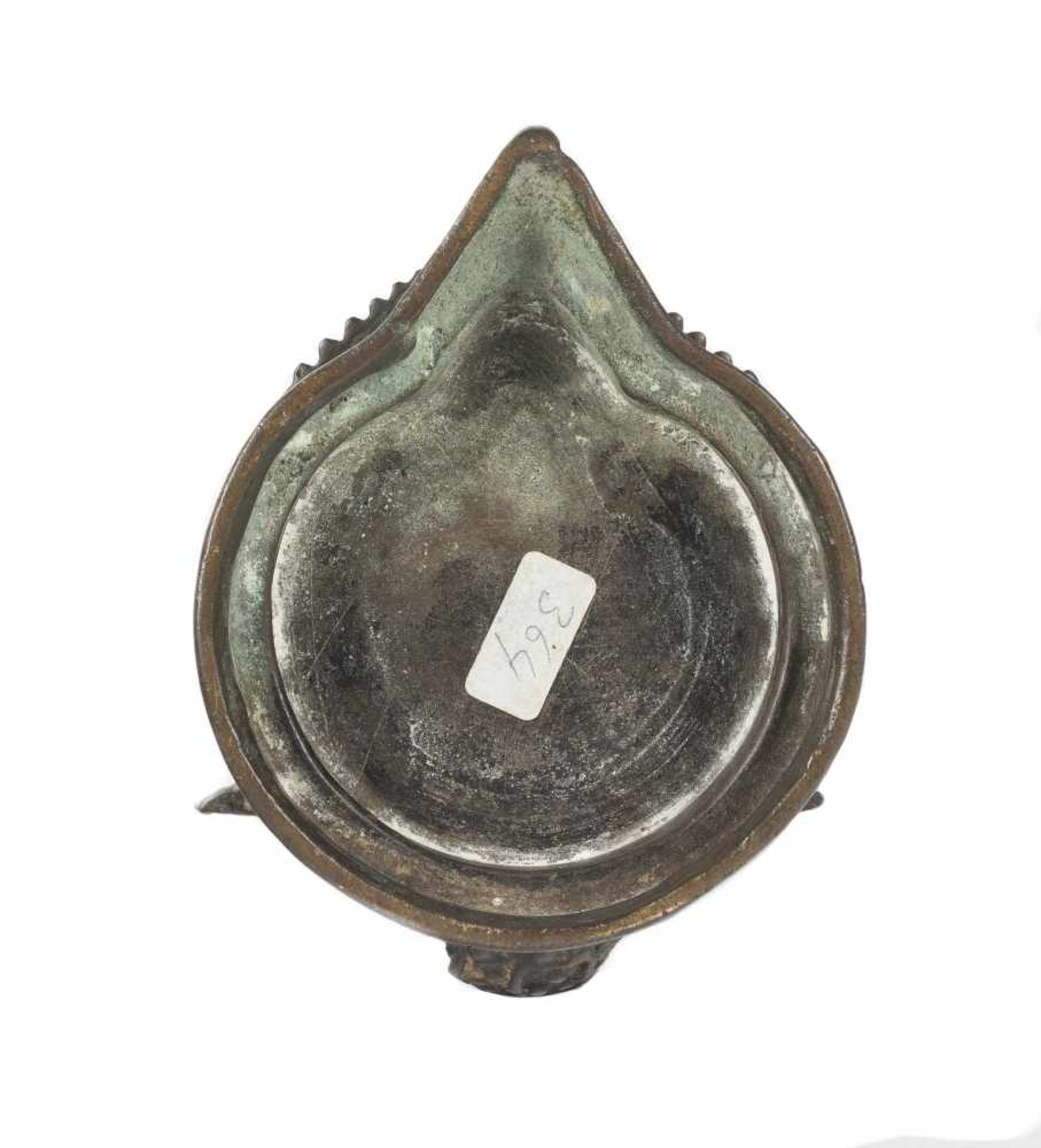 An 18th century Indian bronze oil lamp for offerings depicting Gajalakshmi (Lakshmi with - Bild 6 aus 6