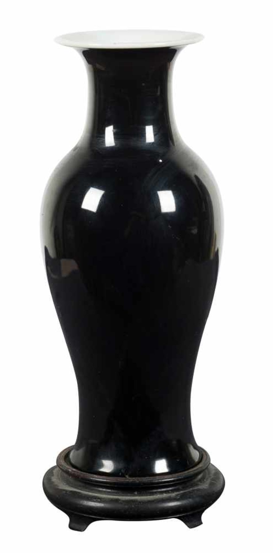 A mirror-black monochrome bottle vase. Qing dynasty. 19th century.Height: 25 cm.