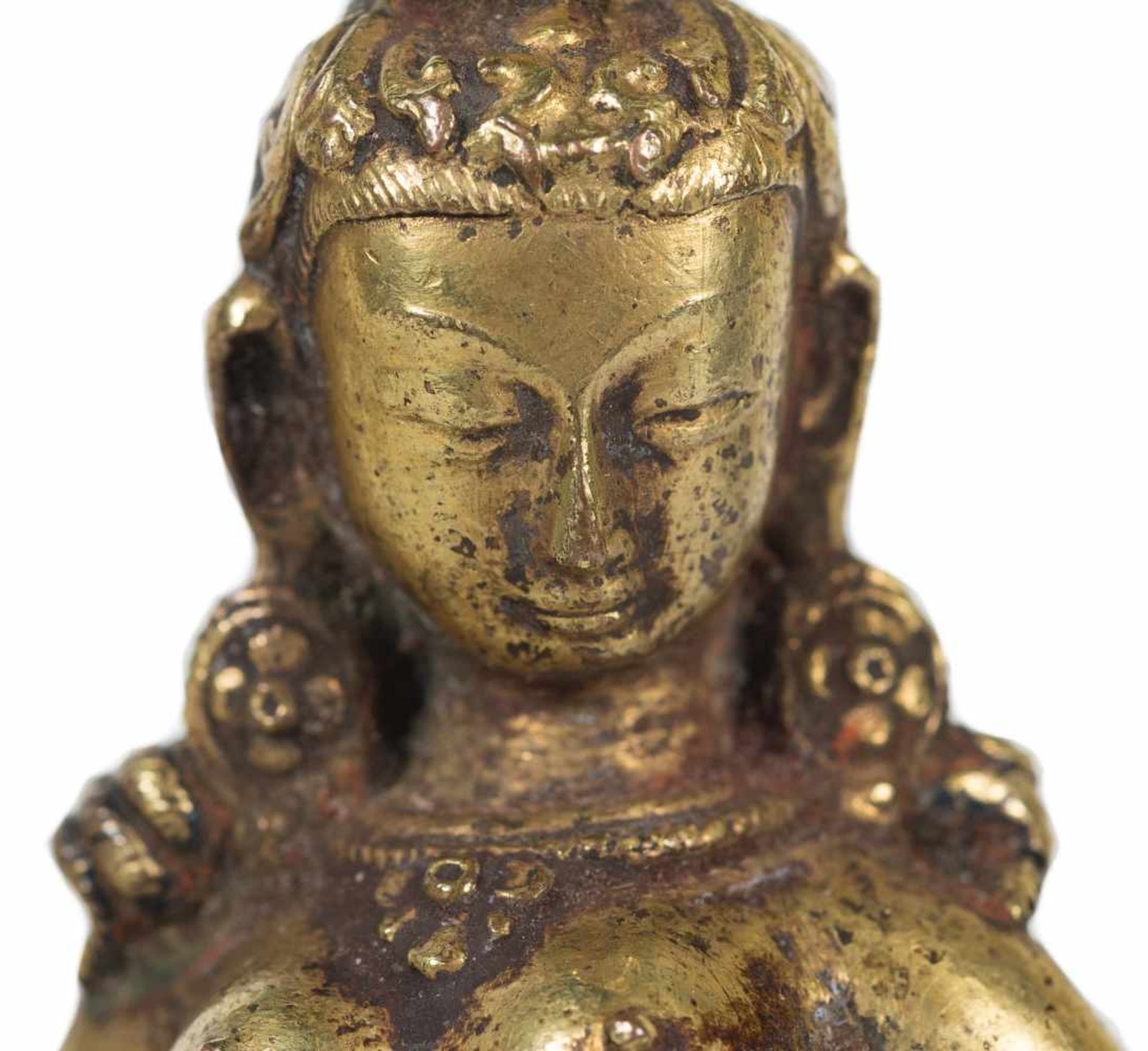 A gilt-bronze figure of standing Tara. Tibet. 17th-18th centuries. Depicted with her left hand - Bild 6 aus 11