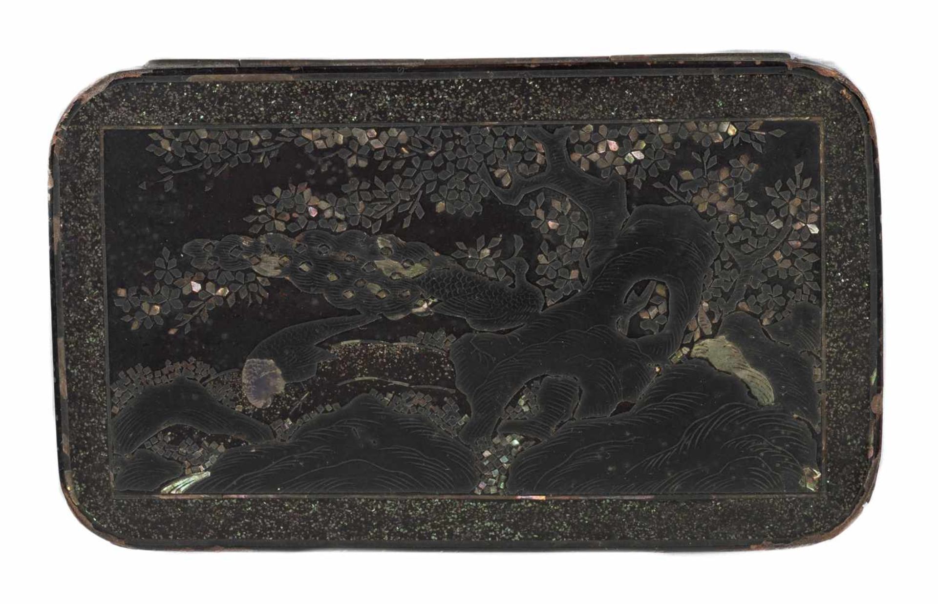 A pair of Japanese tobacco boxes, Black lacquer over copper, inlaid with mother-of-pearlEdo per - Bild 3 aus 8