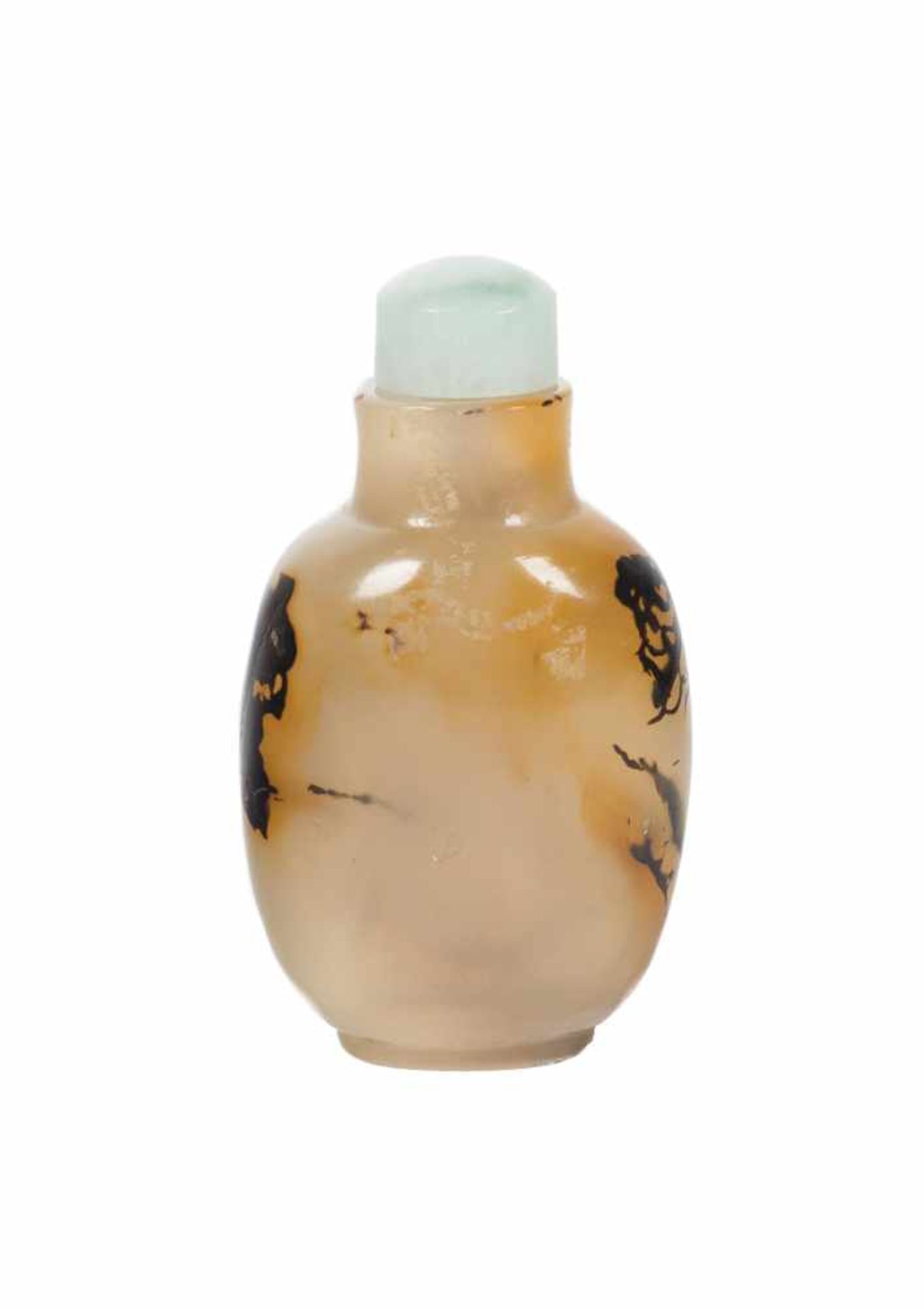 A carved dendritic agate snuff bottle. China. Qing dynasty. 18th-19th centuries. The rounded, s - Bild 2 aus 4