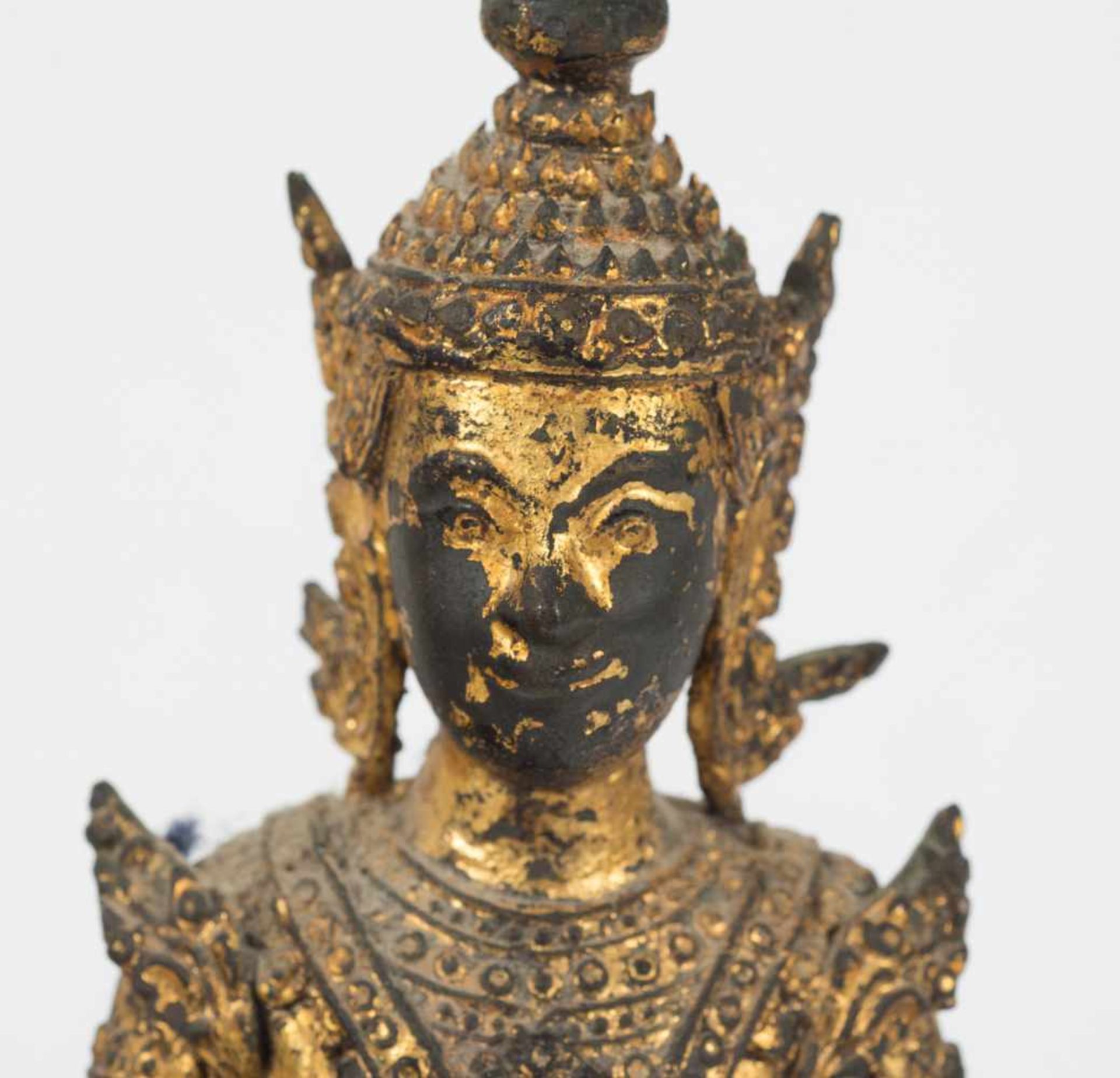 A gilt bronze figure of Buddha. Thailand. Bangkok Period. 19th Century. Portrayed as a prince w - Bild 5 aus 8