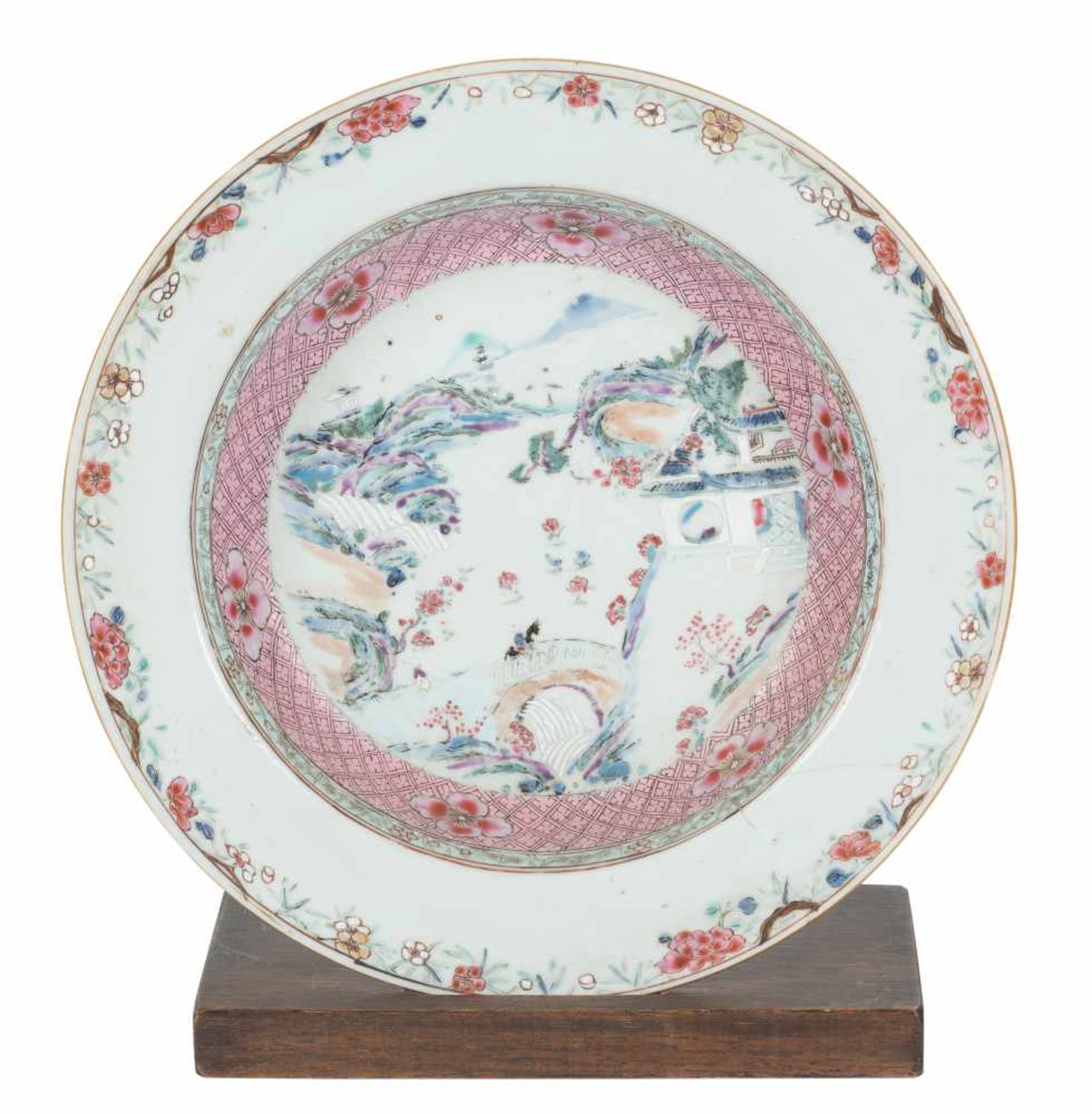 A large porcelain dish. Famille Rose. China. Qianlong period (1736-1795)Diameter: 22,5 cm.<