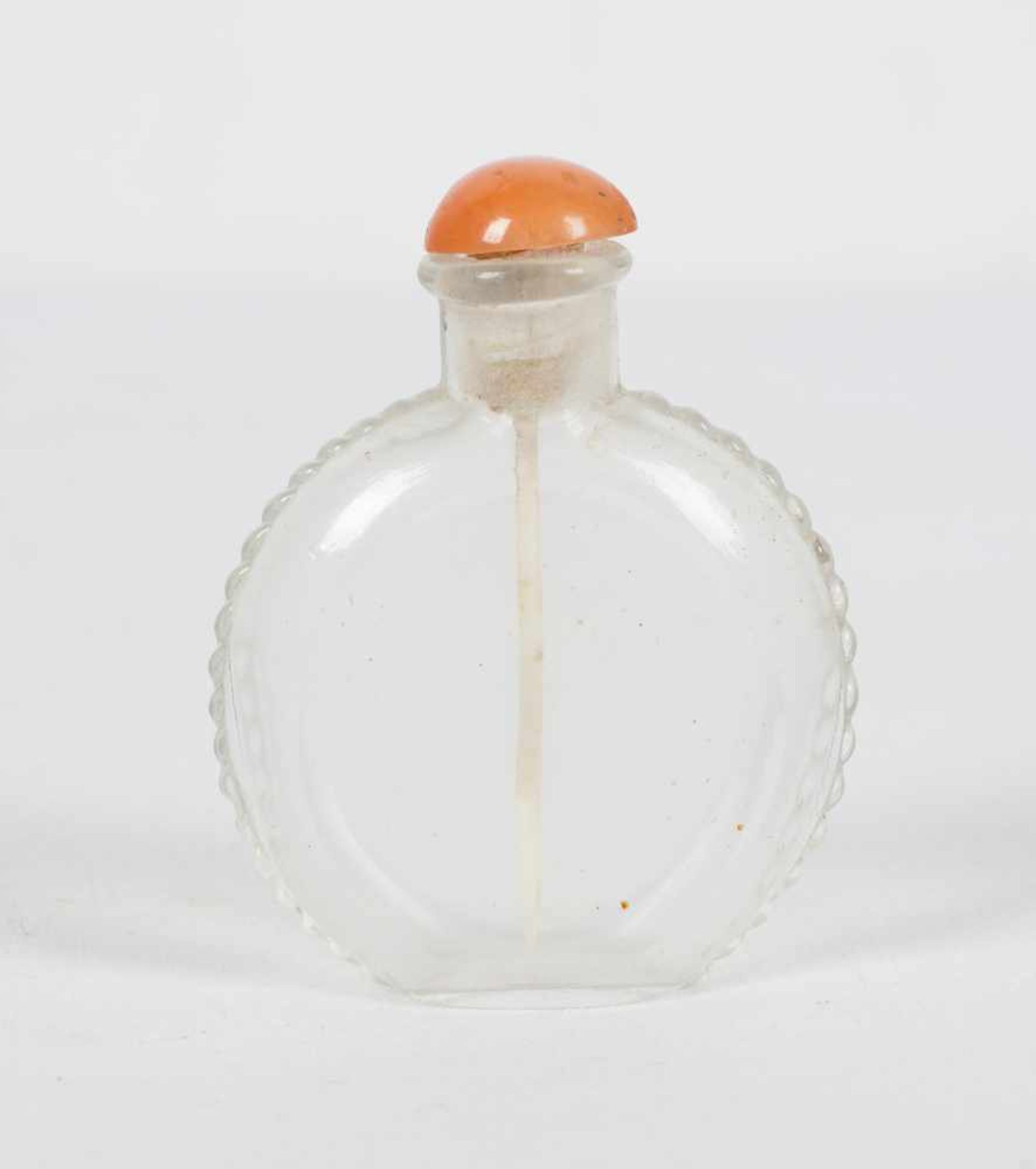 A carved rock crystal snuff bottle. China. Qing dynasty. 19th Century. Pink coral stopper. Heig - Bild 3 aus 4